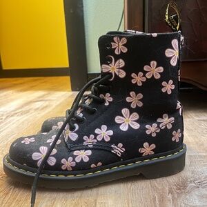 Dr. Martens Page Meadow 8-eyelet boots